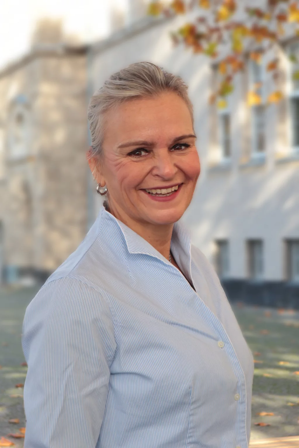 Foto von Meike Kerker, Schulleiterin der Bismarckschule vor dem Schulgebäude